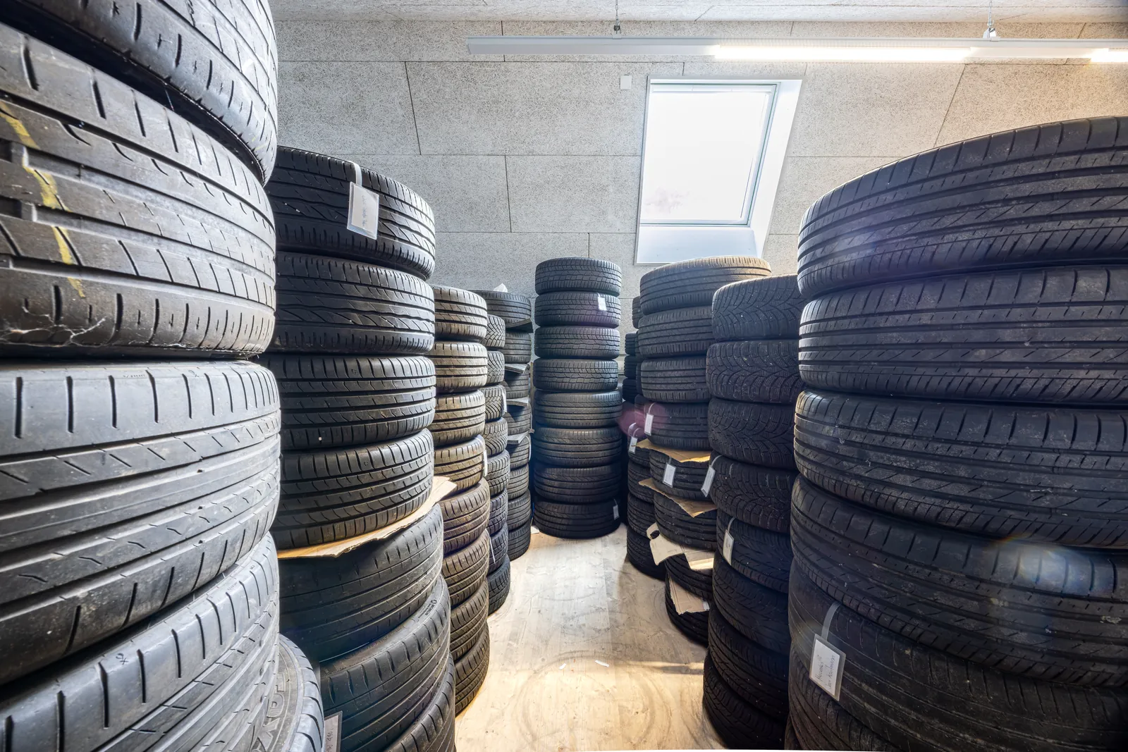 Reifenhotel mit gelagerten Reifen