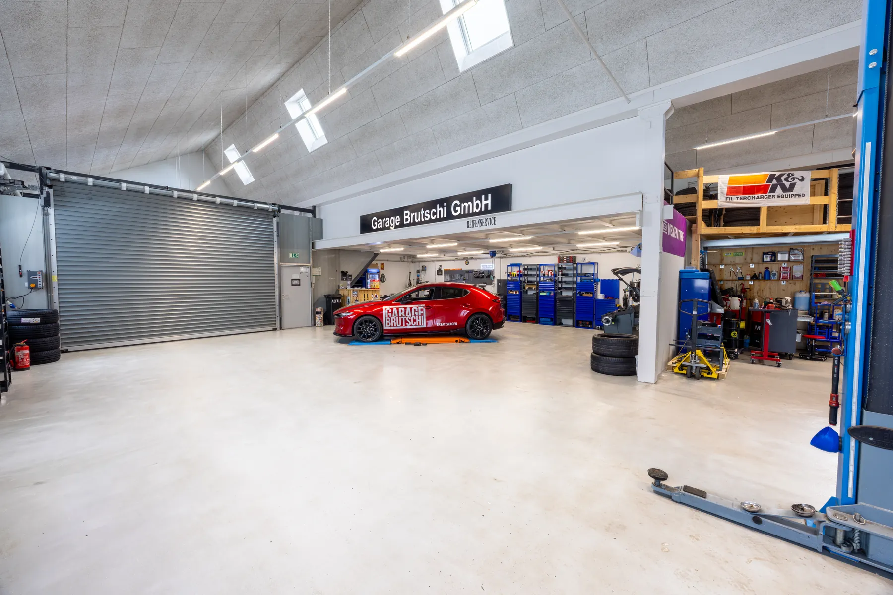 Zwei Hebebühnen in der Werkstatt