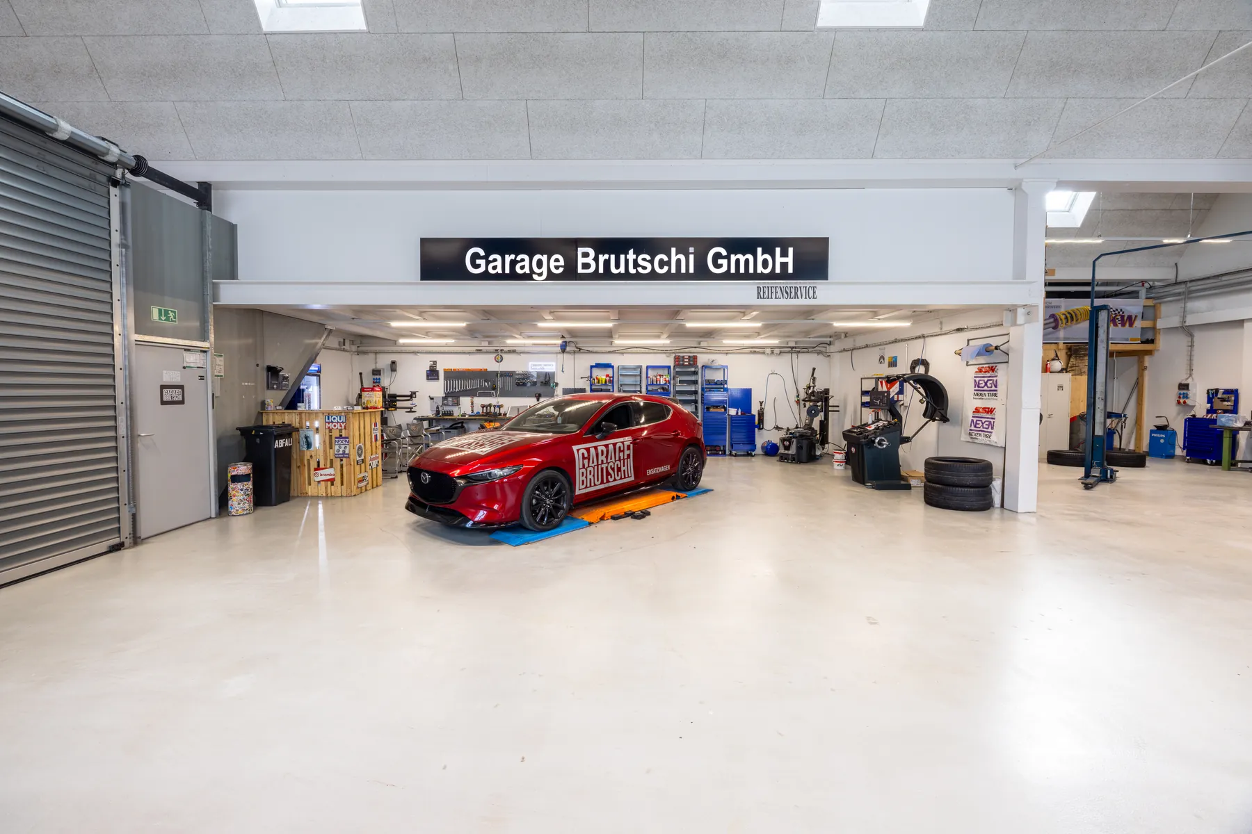 Hauptwerkstatt mit Hebebühne